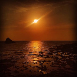 宝島の濃いオレンジ色の夕暮れ