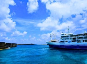 宝島を出港するフェリーとしま