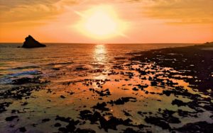 宝島の夕暮れと舞立