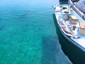 宝島の漁船と透き通る海