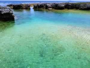 大籠海岸のエメラルドグリーンの海