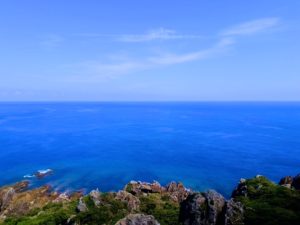 宝島の鮮やかな青い海