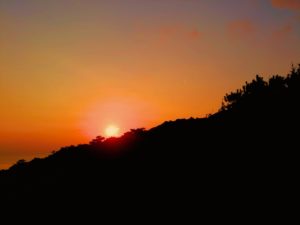 宝島の山の向こうに沈む太陽