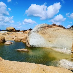 宝島の不思議な岩の海岸