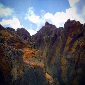 宝島の灯台付近の断崖絶壁