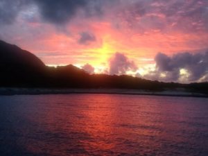 宝島のピンク色の夕焼け空