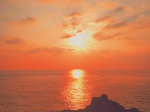 宝島のオレンジ色の夕焼け空