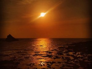 宝島のオレンジの夕暮れ